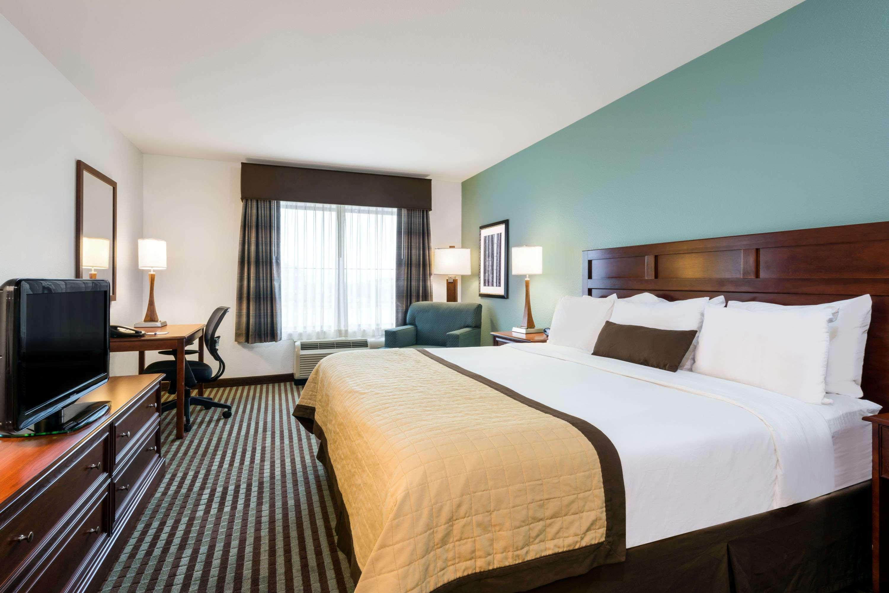 Baymont By Wyndham Denver International Airport Bagian luar foto